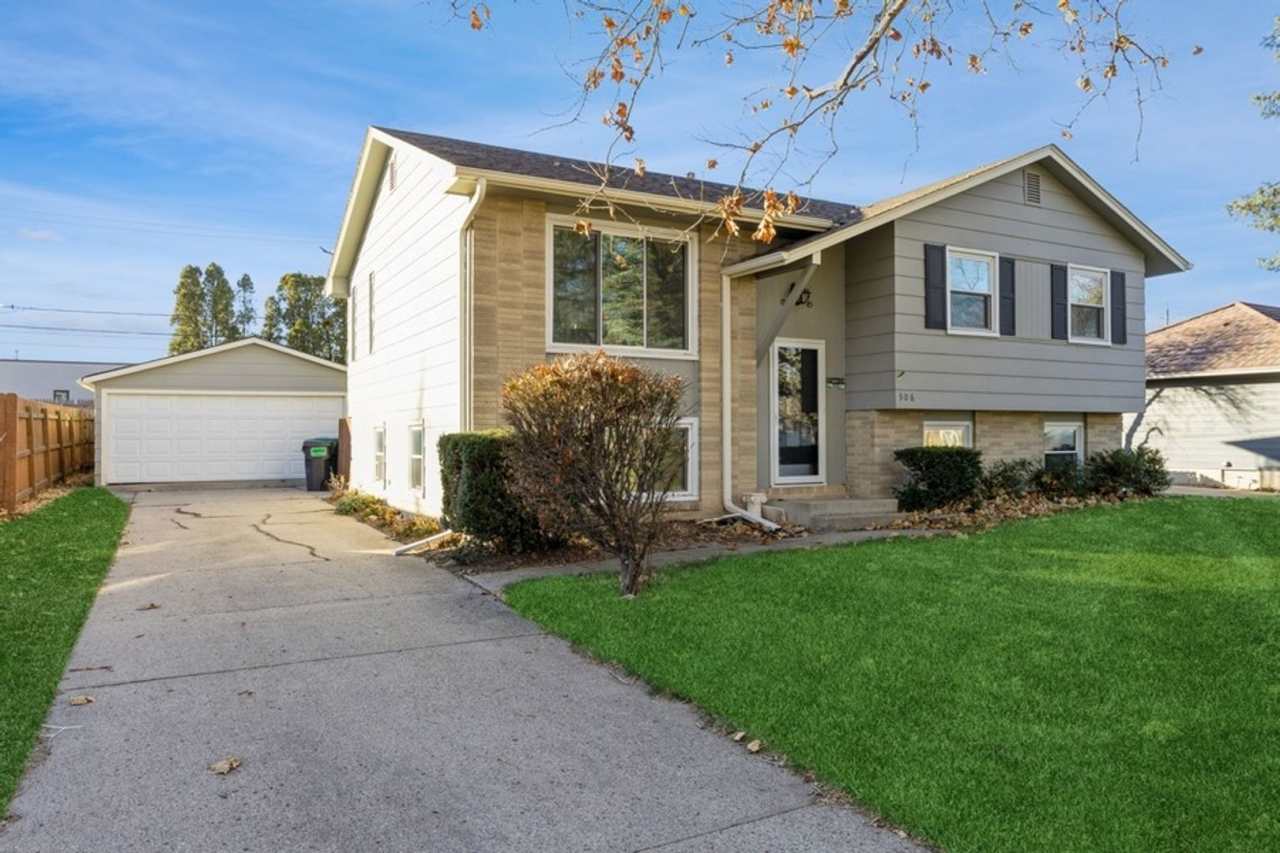 LEASING SPECIAL!! 2 Bed, 1.5 Bath Home in Ankeny