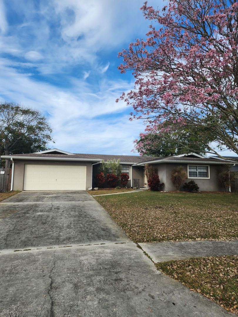Beautiful 3-Bedroom Home with Screened Patio  Lawn Care Included in Rockledge!