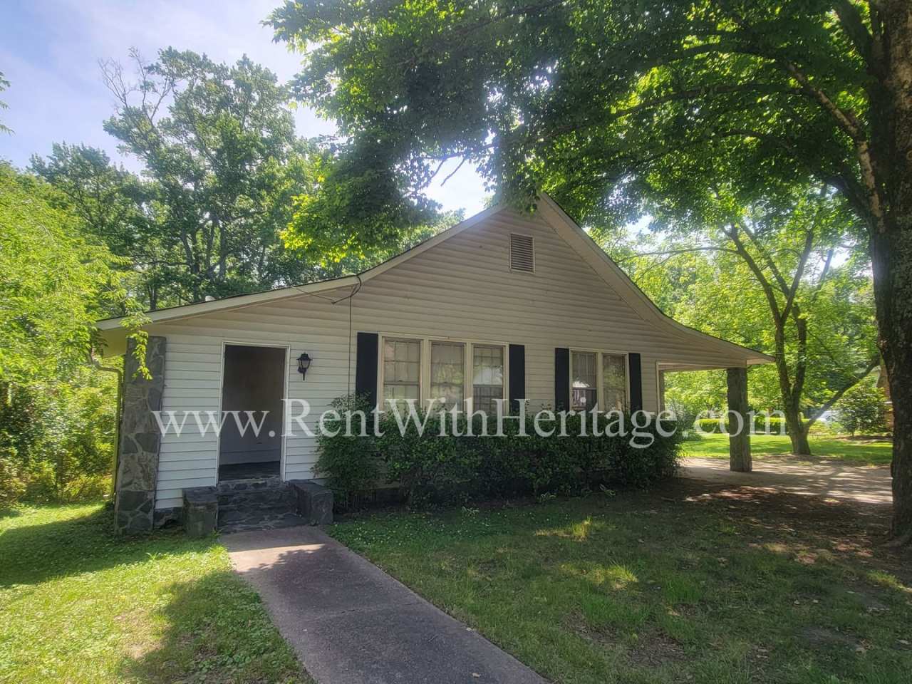 ENJOY THE PRESTIGE OF THIS CHARMING HOME IN DOWNTOWN HISTORIC DISTRICT / 2 BEDROOMS PLUS AN OFFICE