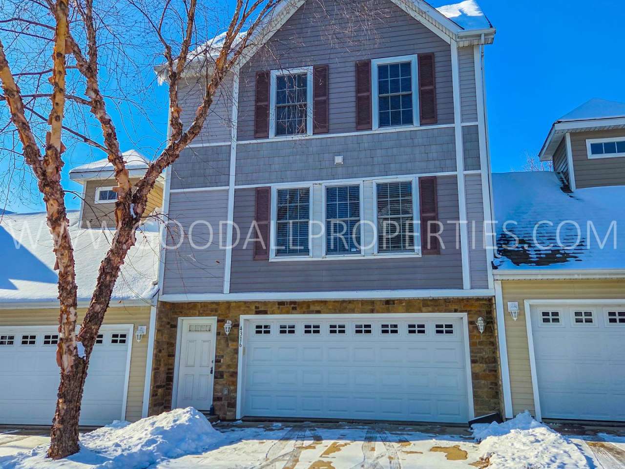 2 Bedroom, 2 1/2 Bath Townhome in Urbandale with attached Garage!!!