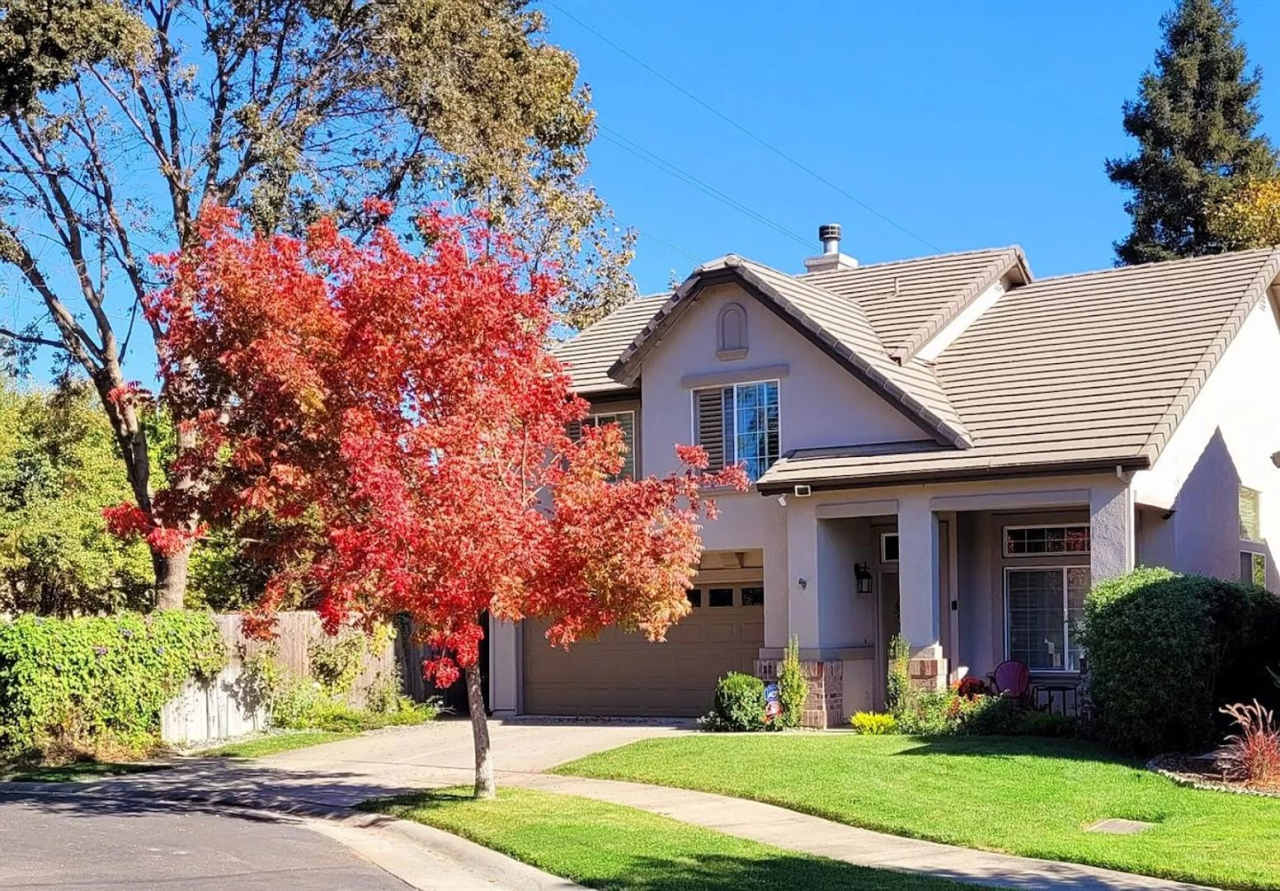 Available around mid November- Beautiful 3bed 2.5bath 2 story home located in Rivergate Gated Community