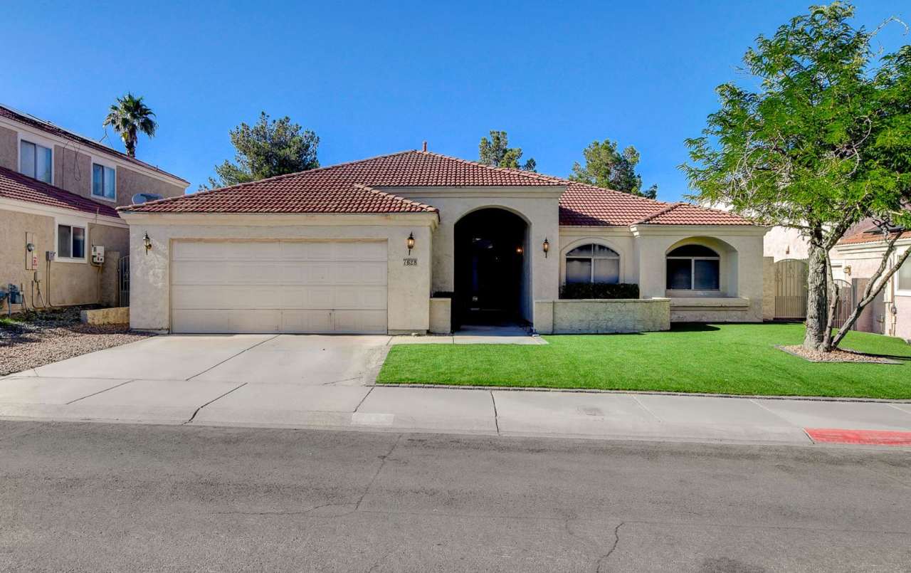 3 bedroom single story in Desert shores!