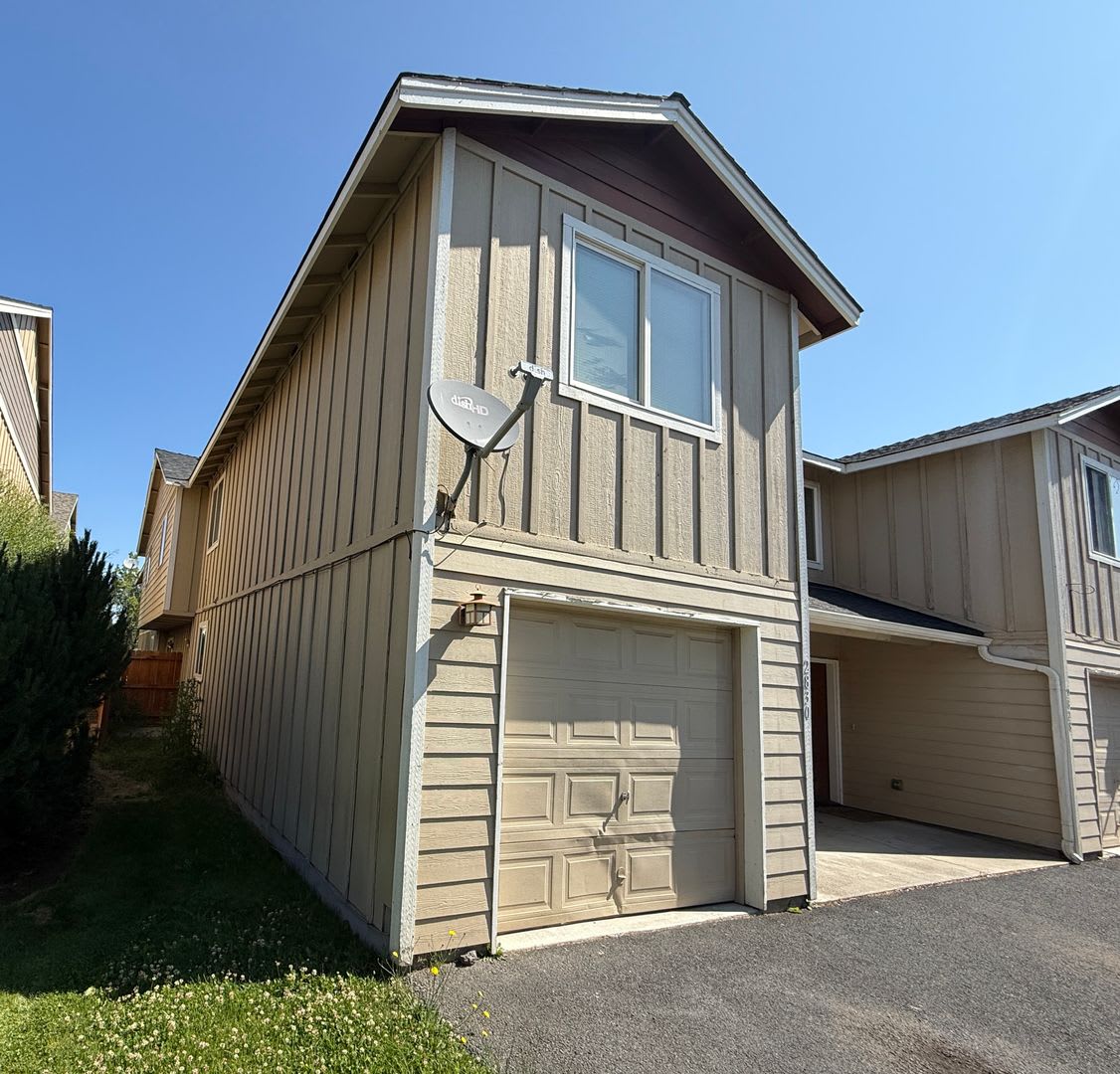 CHECK OUT THIS SPACIOUS TOWNHOUSE IN REDMOND!!