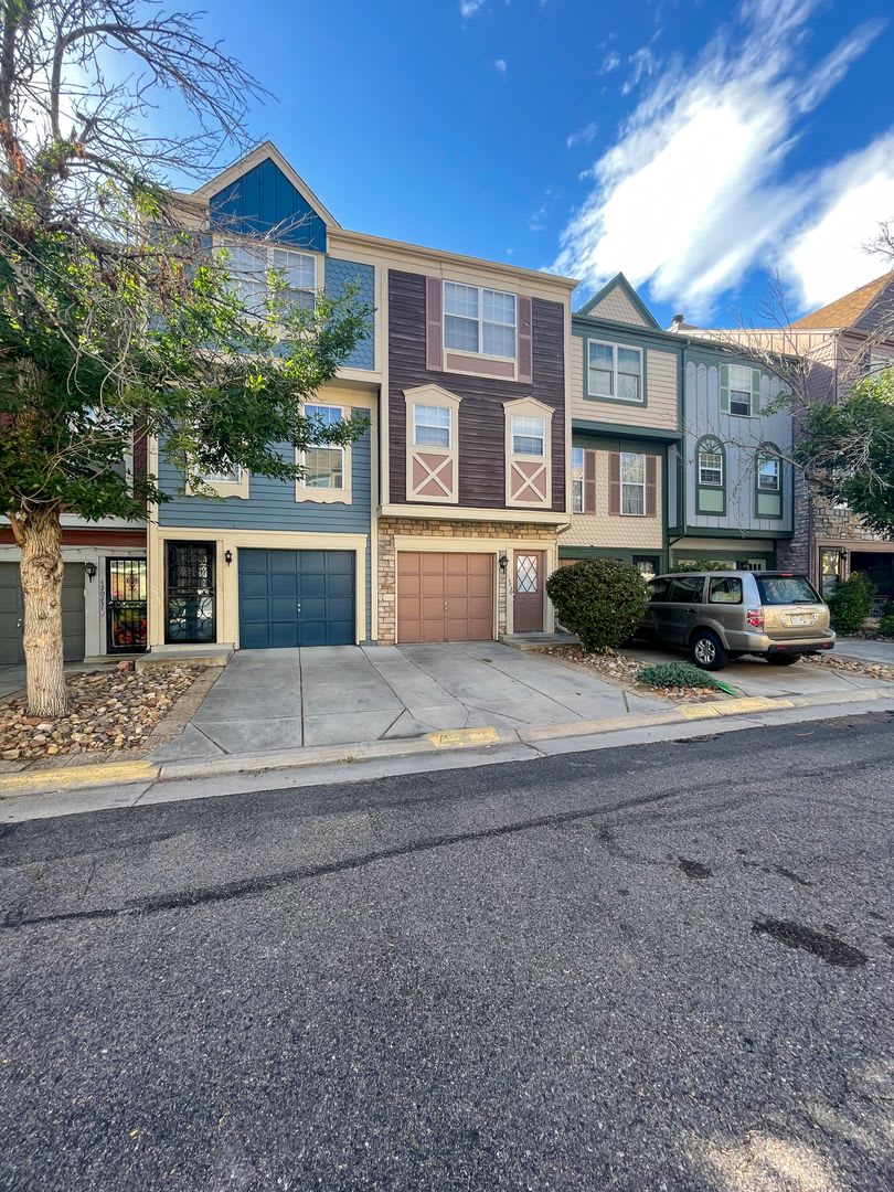 Beautiful 2-Bedroom Townhome in Aurora – Available November 10th!