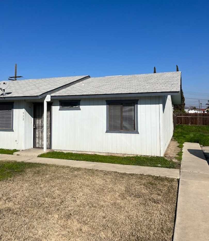 ***Charming 2-Bedroom Apartment in Hanford***