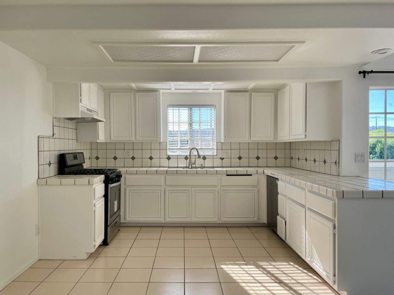 Spacious 4 Bed 3 Bath available in San Pedro!