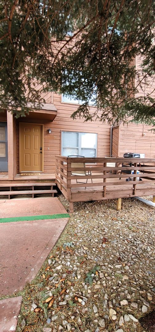 Charming Westside 2 Bedroom- pet friendly