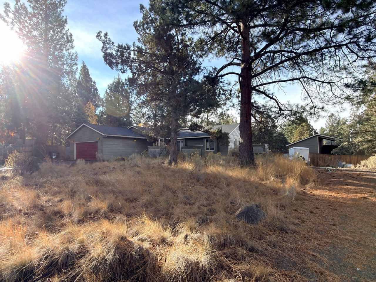 SEASONAL FURNISHED SHORT TERM RENTAL Offering Great Vibe! ALL UTILITIES PAID BY THE SELLER...