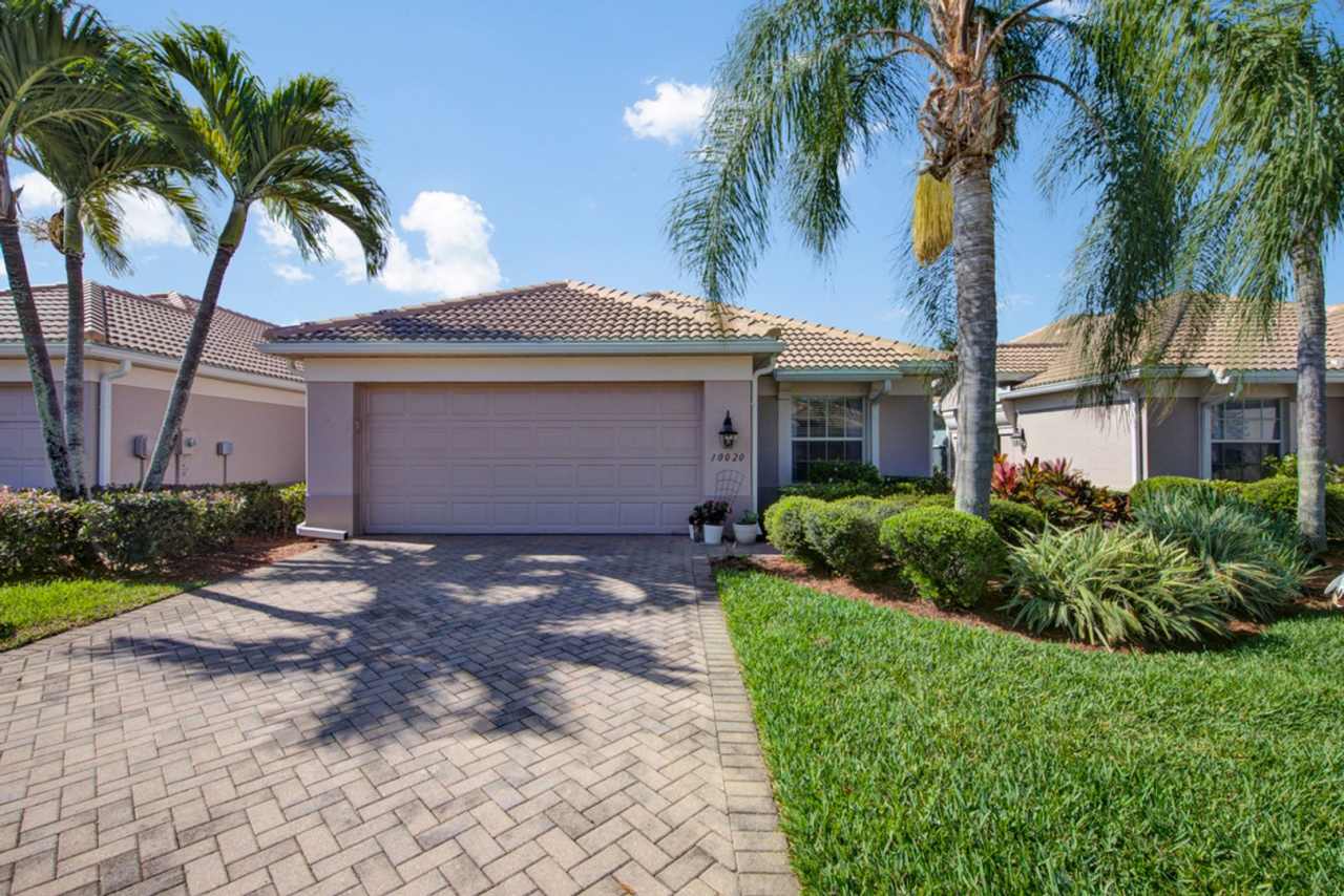 Rarely available Pool villa in Colonial Country Club!