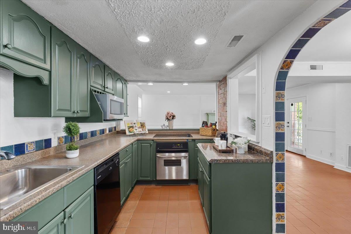 202 BUCKINGHAM Lane unit: 102