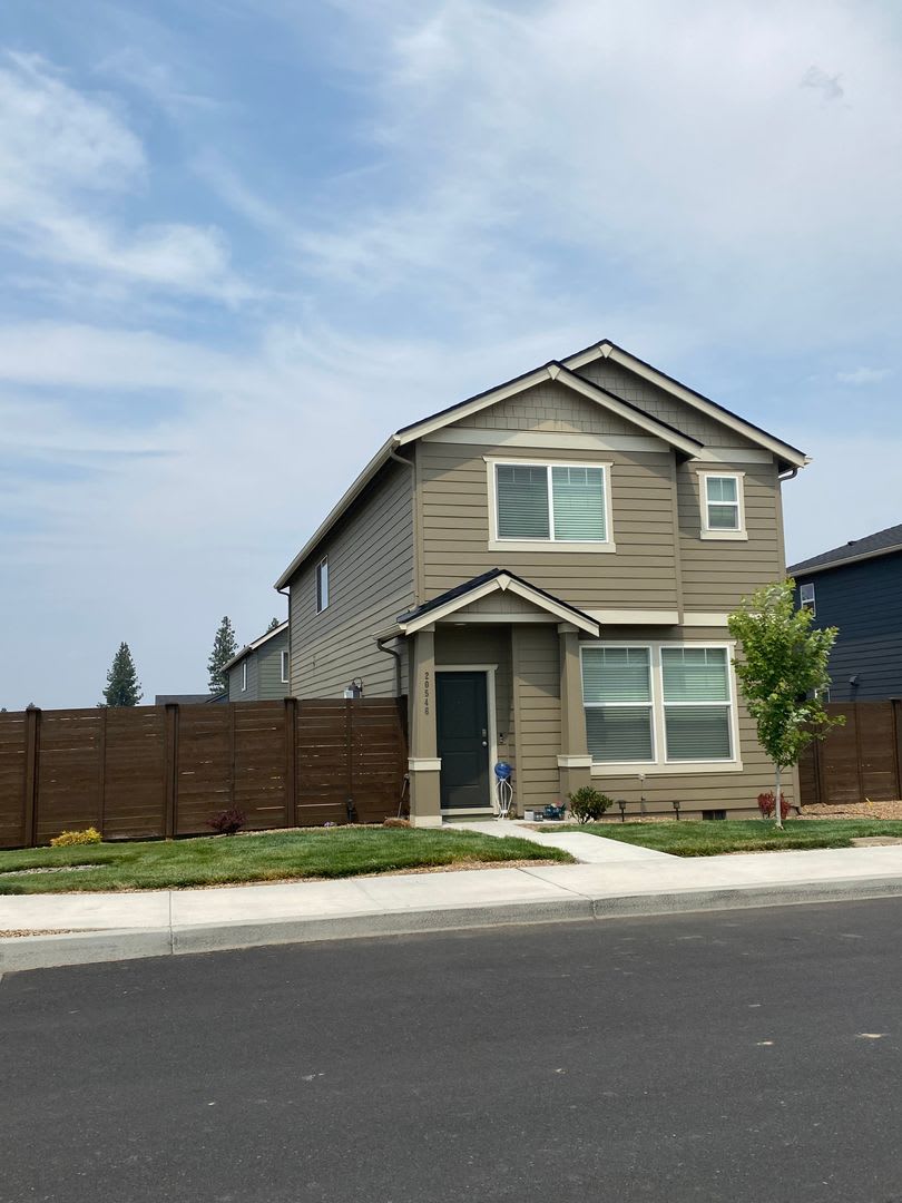 Newer SE 3 Bdrm House, All Appliances incl W/D, Air Cond, Community Pool, Double Garage