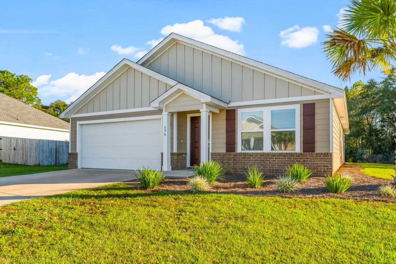 698 Whispering Creek ONE MONTH FREE RENT WITH A 13 MONTH SIGNED LEASE! ASK FOR FURTHER DETAILS. *** Offer Expires 1/31/26