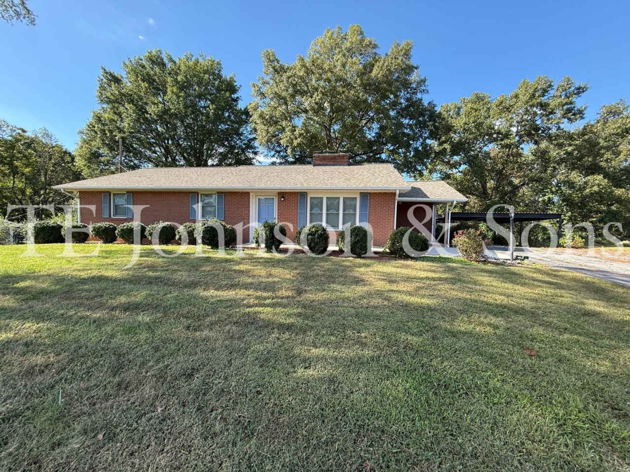 Three bedroom House with Large Lot in Country Setting