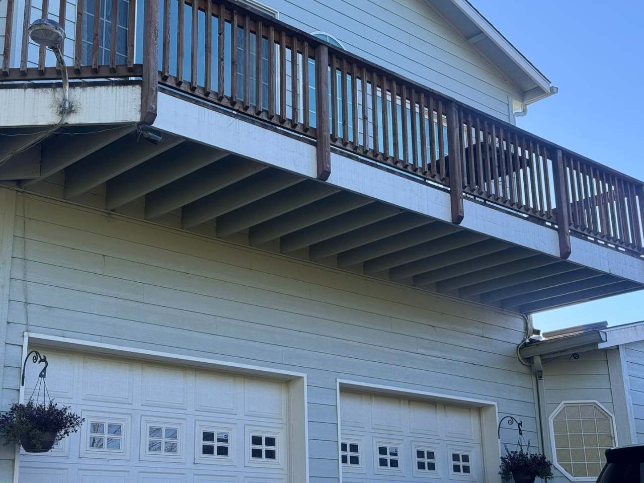 FULLY FURNISHED BUNGALOW WITH GORGEOUS BAY VIEWS! ALL UTILITIES INCLUDED!