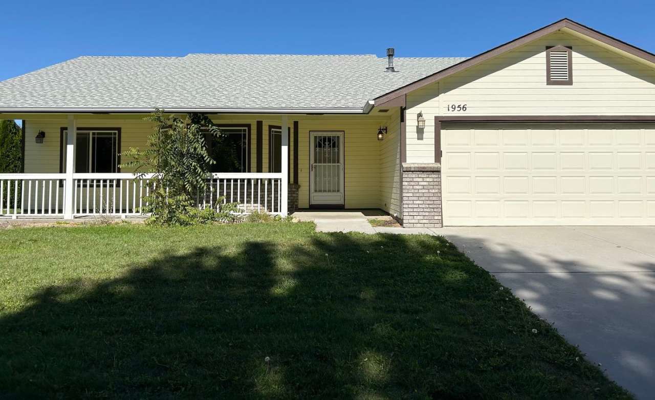 Charming Single-Level Home in Eagle with 3 Bedrooms and 2 Bathrooms! | $600 OFF FIRST MONTH'S RENT!!