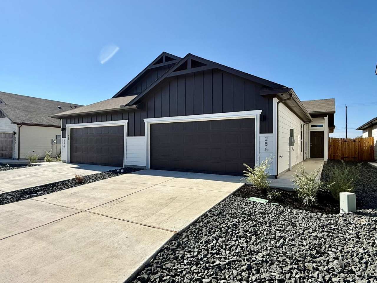 Want luxury living in the Far West ...Look no further...Amanda Park is it!