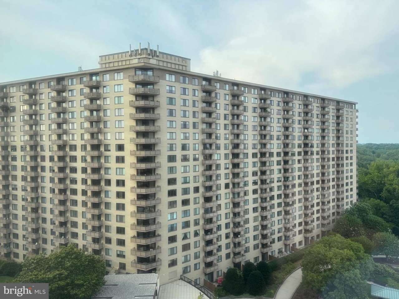 5225 POOKS HILL RD #1214S