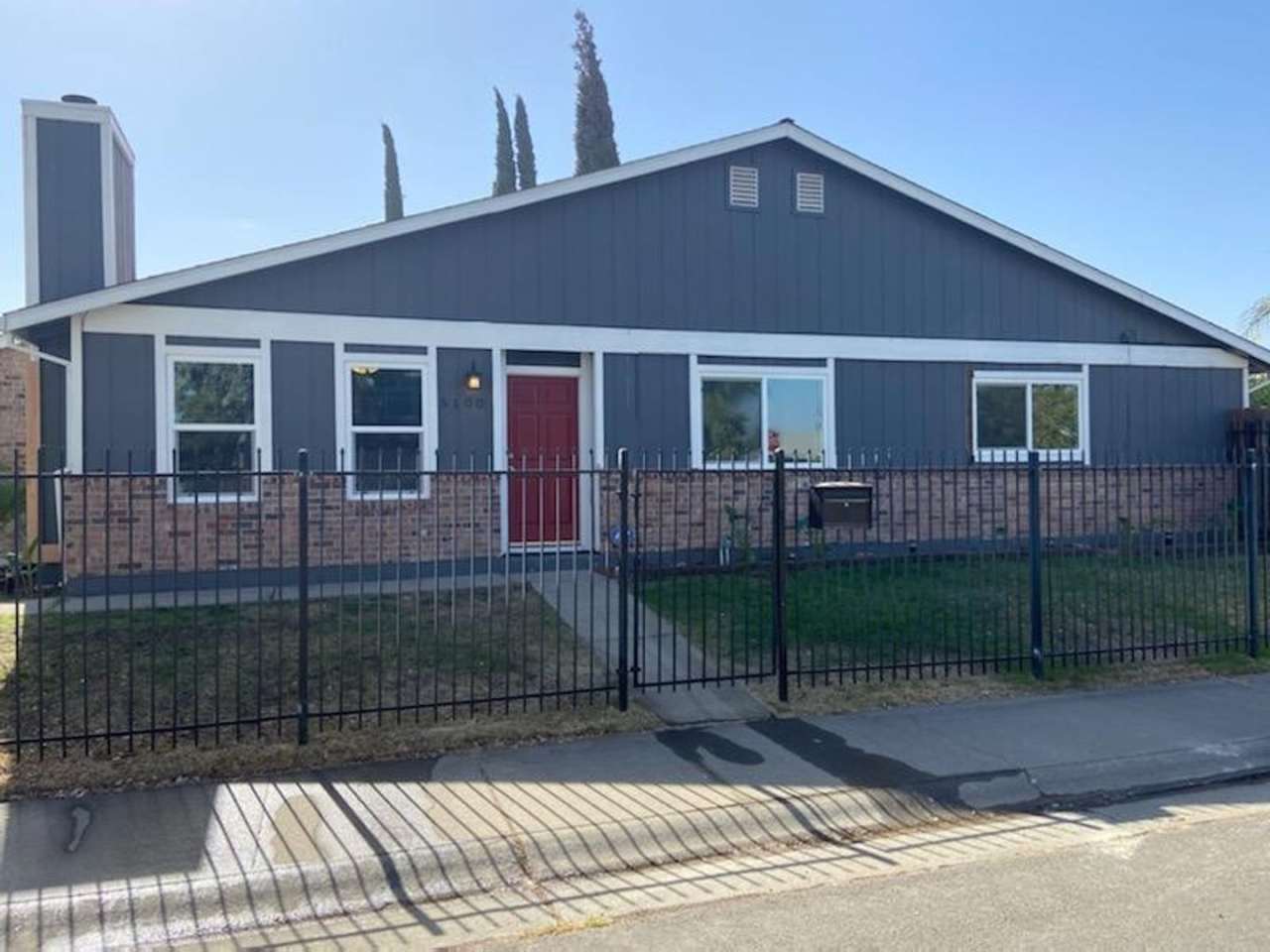 Valley Hi / N. Laguna 2 Bdrm 1 bath half-plex