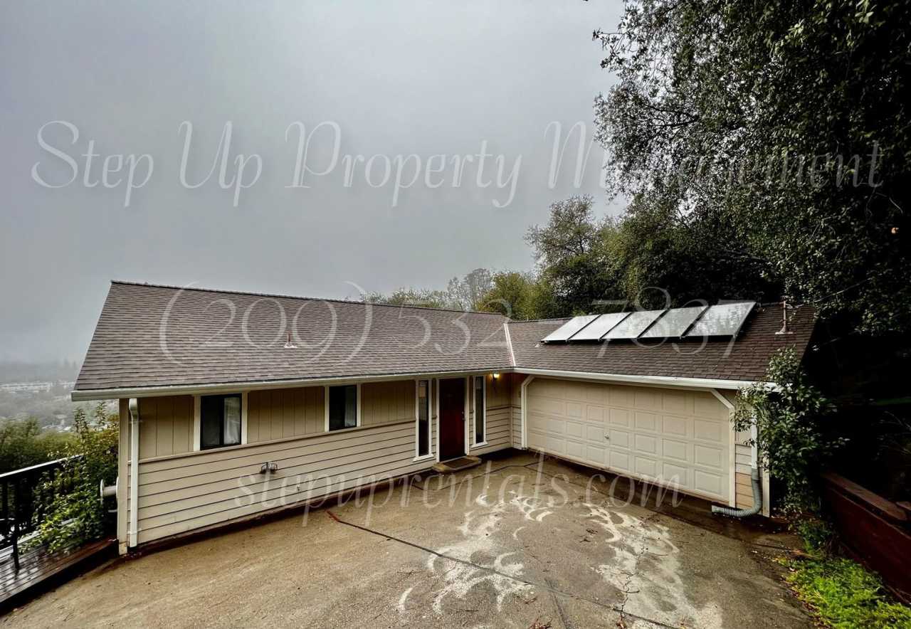 Spacious 3 Bedroom, 2.5 Bath Home in Myers Hill!