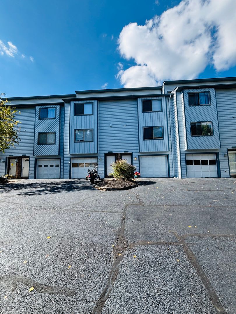 2 Bedroom, 2.5 Bath Townhouse