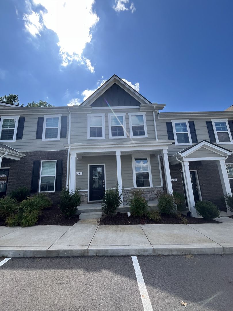 ONE MONTH FREE RENT IF LEASED BY 10/15!!