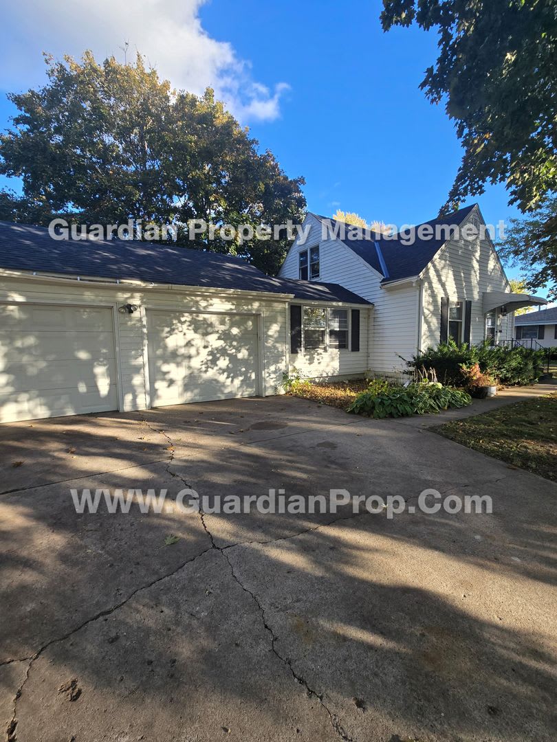 Move-in special and available Now! Bloomington Single Family Home, 2 Car Garage, new kitchen appliances!