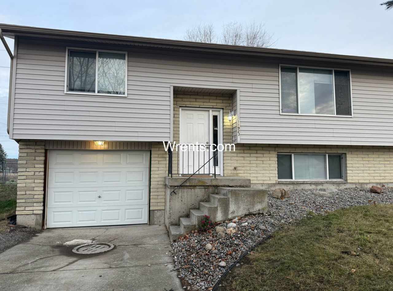 11923-11925 Railroad Circle