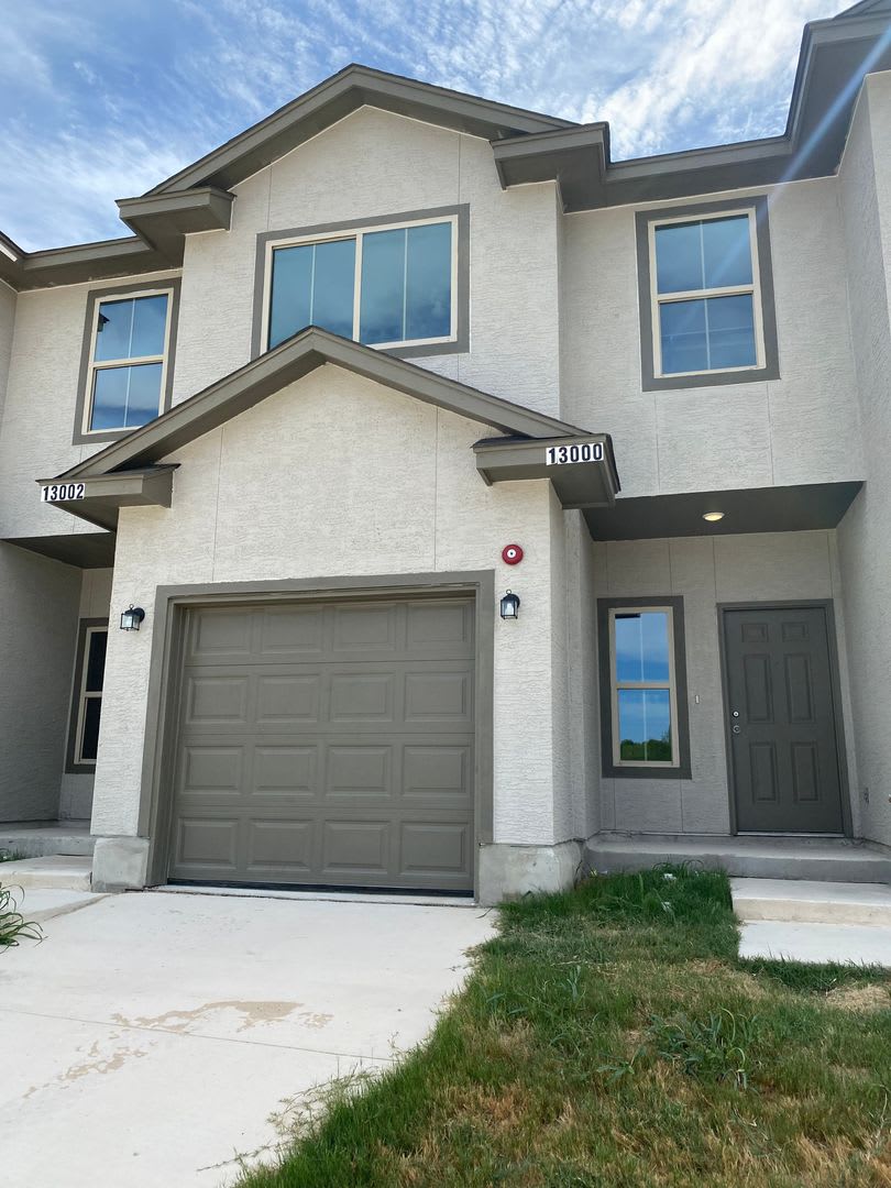Charming Townhome Near I-35  Randolph AFB
