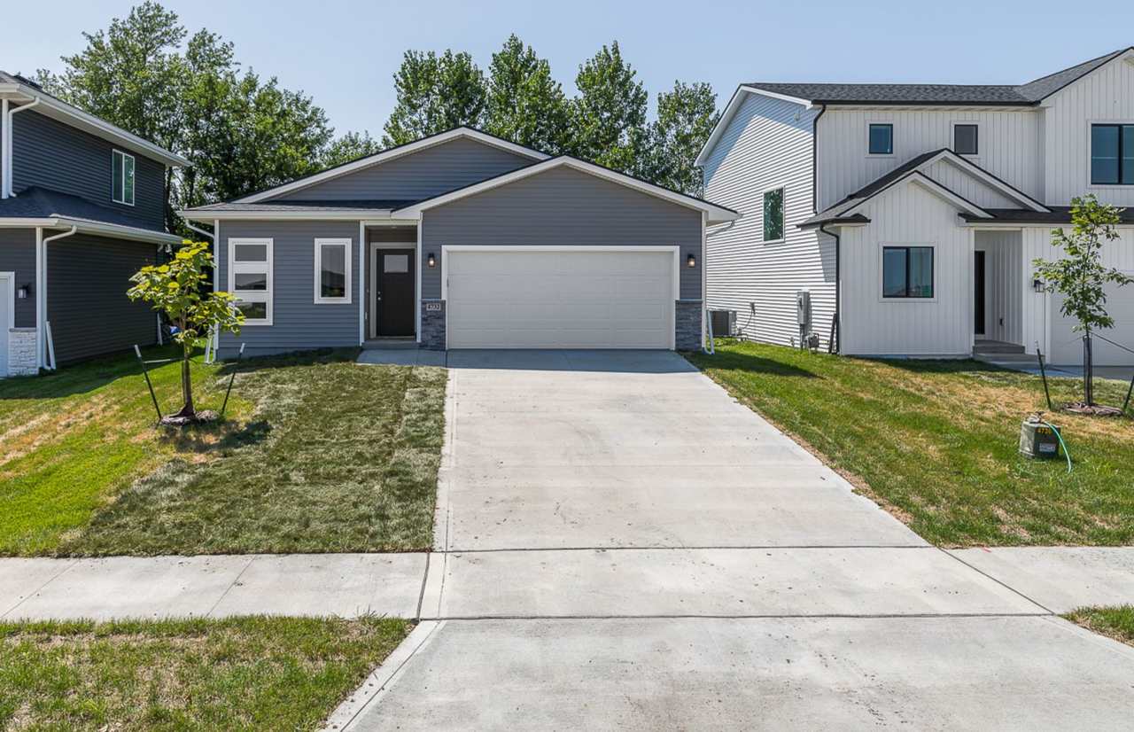 Great 3 Bedroom Single-Family Home in Urbandale