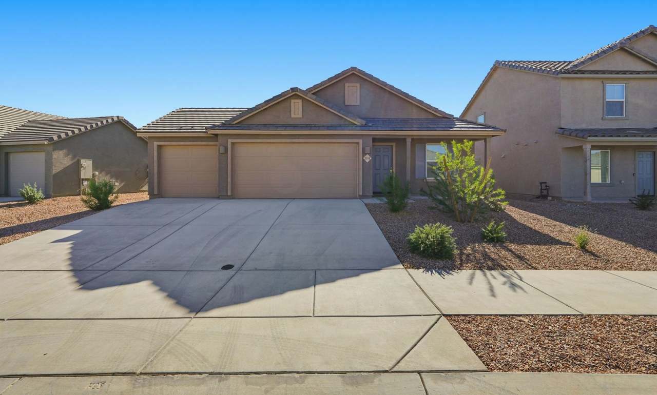 Modern Comfort Meets Desert Serenity – 4 Bed Rocking K Rental Home Available Now!