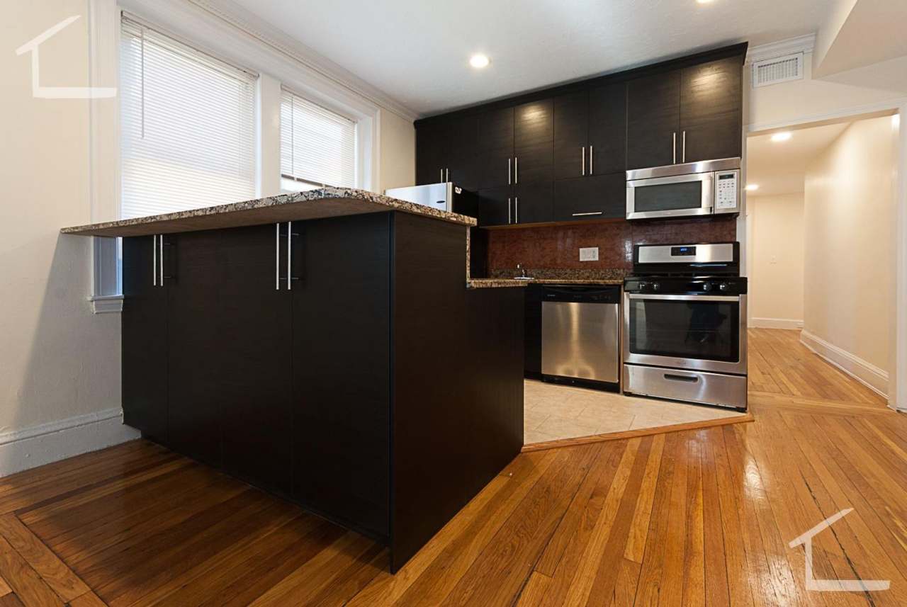 HOT 4 BED IN BROOKLINE!!!