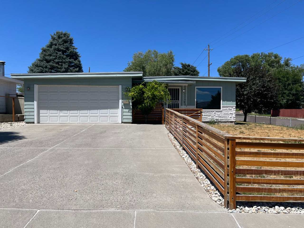 Cute tree street home with 2 car garage!!