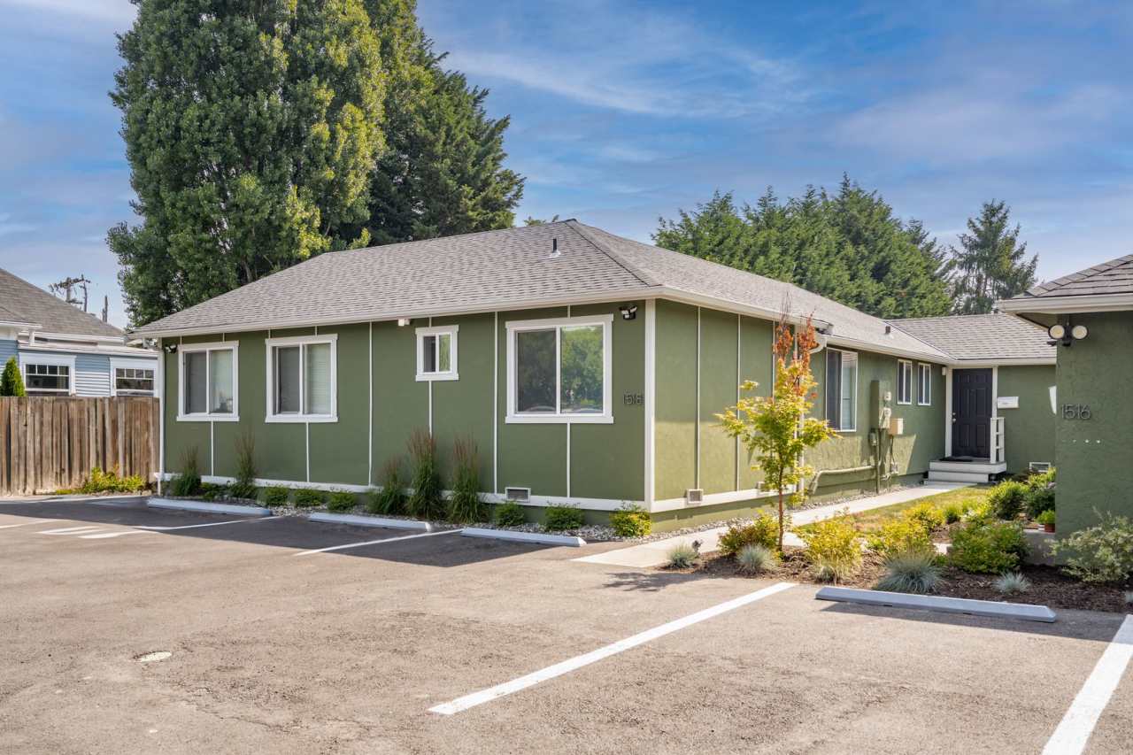 Renovated Studio with New Floors and Kitchen