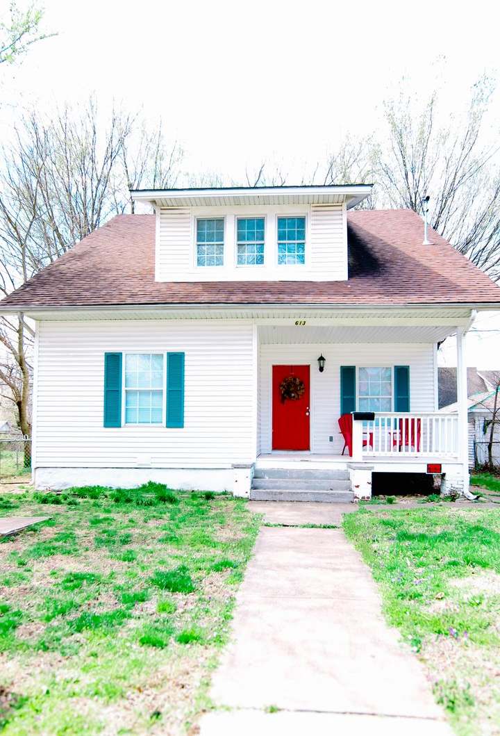 **Spacious 3 bed 2 bath w/ Fenced In Back Yard**