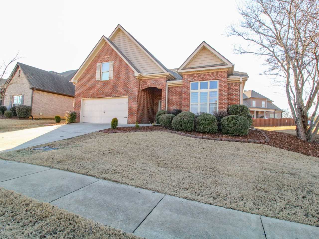 Gorgeous Corner-Lot Home in Canebrake Club – Lawn Care Included