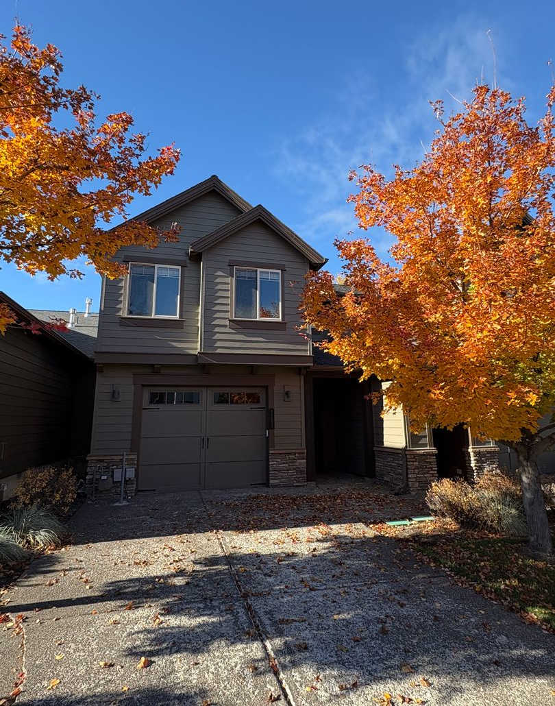 Beautiful 3 Bed/2.5 Bath Townhome in SE Bend Stonegate Community