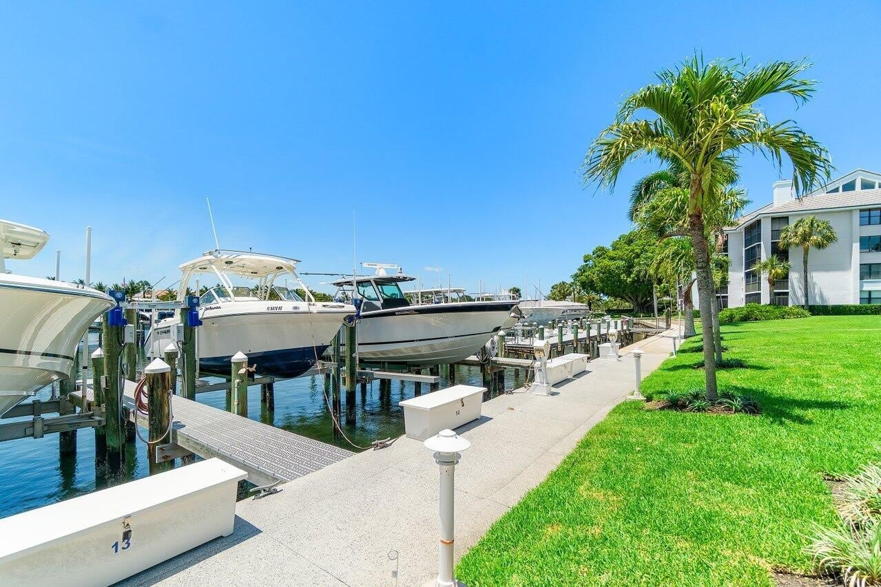 342 Bay Colony Drive N