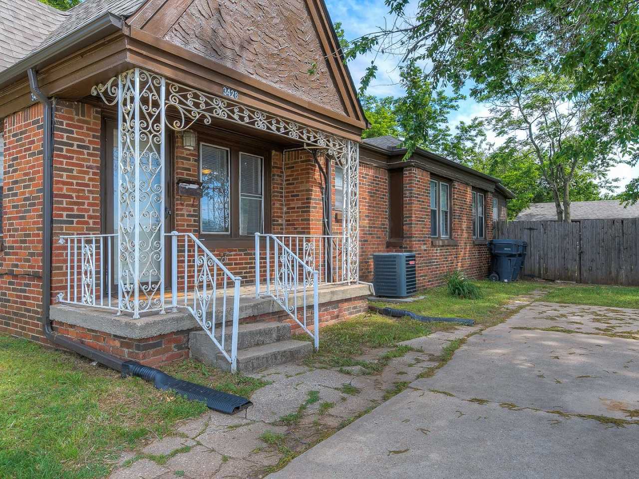 Updated DUPLEX + Minutes away from The Plaza, Paseo, Midtown, Uptown District!