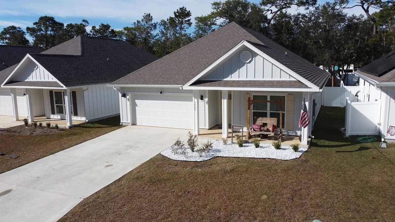 East Navarre 4bed/2bath AVAILABLE IN APRIL!