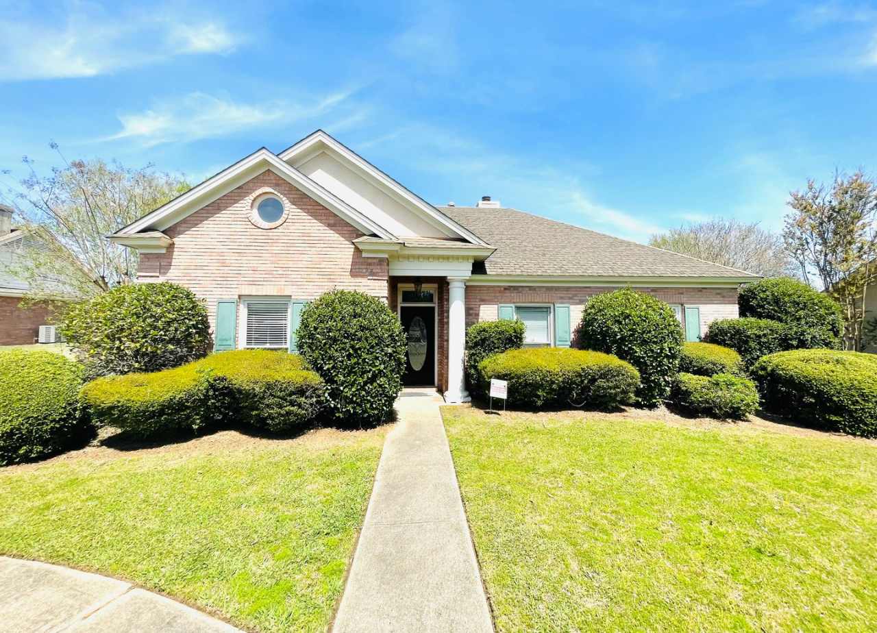 ** 4 bed 2.5 bath located in Sturbridge includes monthly pool service and chemicals ** Call 334-366-9198 to schedule a self tour