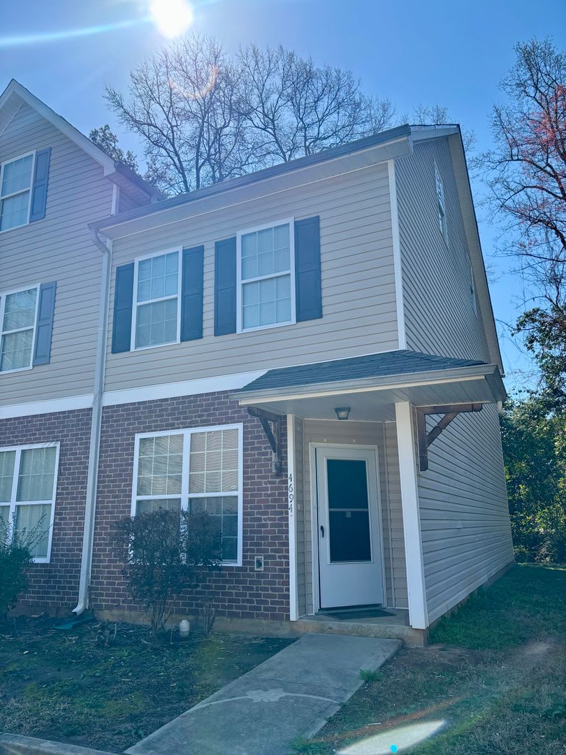 **PRICE IMPROVEMENT** 4694 Ernest Dr: 3BD, 2.5BA townhome on level lot in convenient location. Close to Jackson Hartsfield Airport and Clayton State University. AVAILABLE NOW!