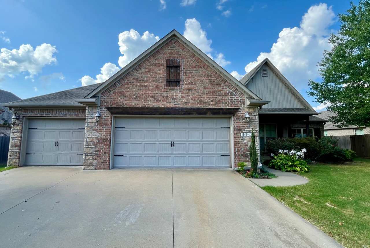 $500 OFF OF THE FIRST MONTHS RENT !!! Stunning 3-Bedroom Home in the Heart of Fayetteville! Apply Today!
