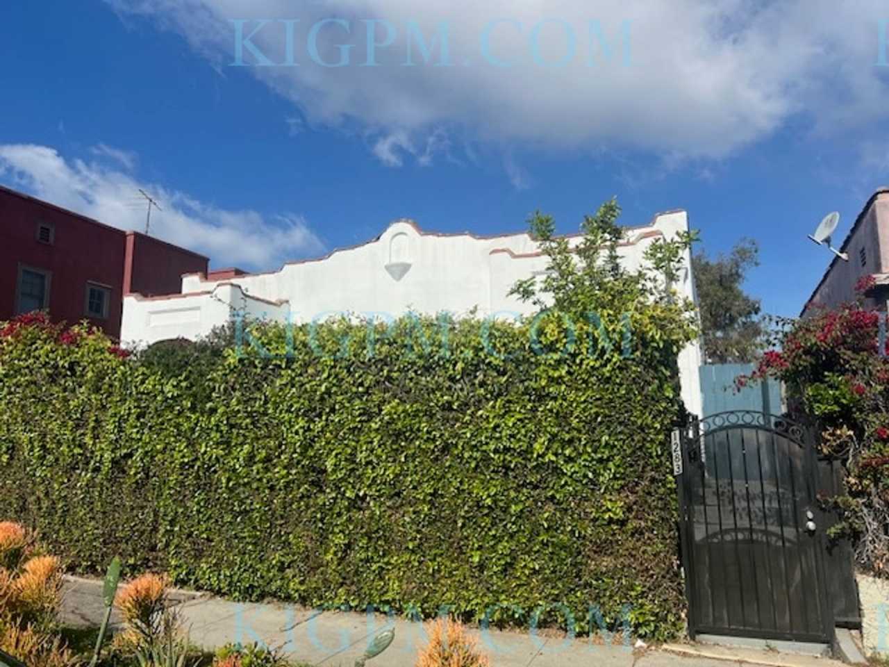 2-Bedroom Duplex in Prime Mid-Wilshire Area!