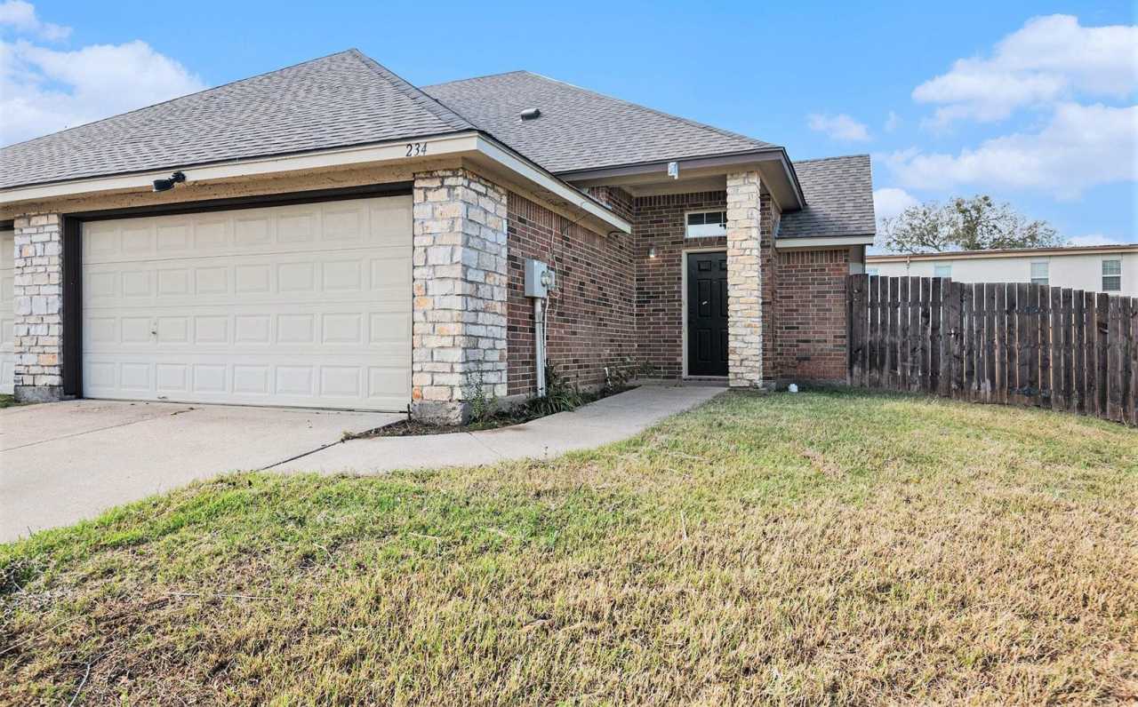 Discover your new home in this spacious 3-bedroom, 2-bath duplex located in the charming city of Weatherford, TX.