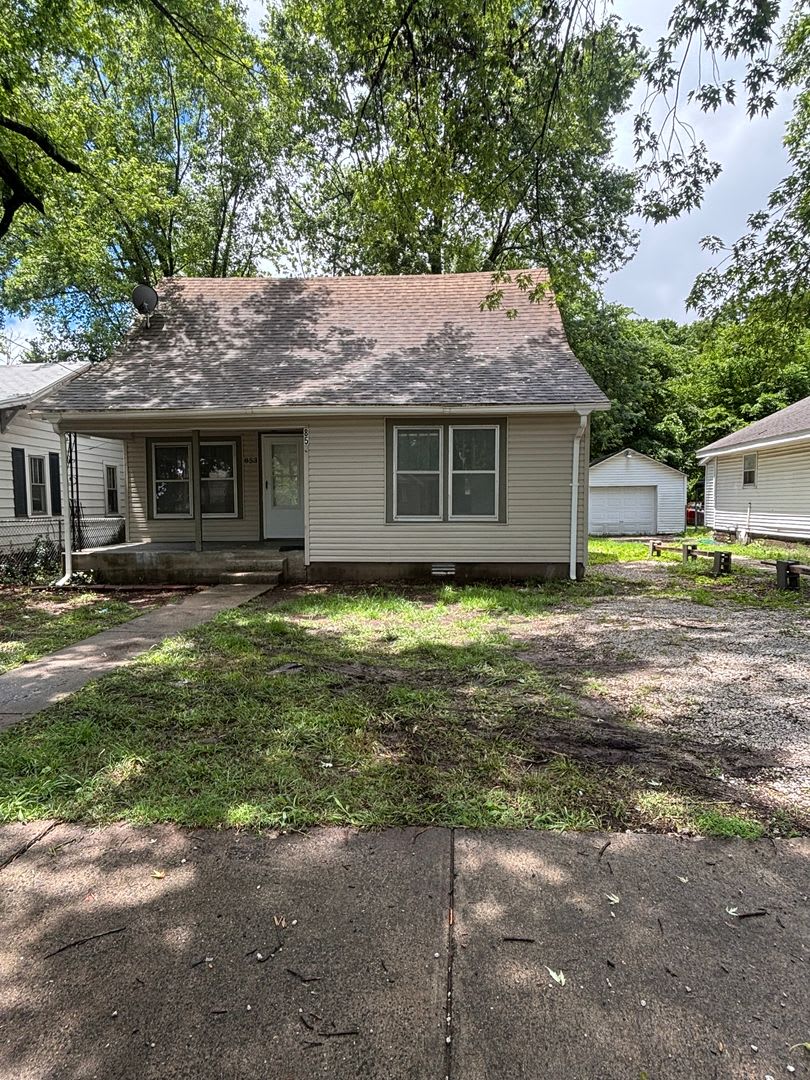 Recently Remodeled 3 bedroom 2 full bathroom available now!