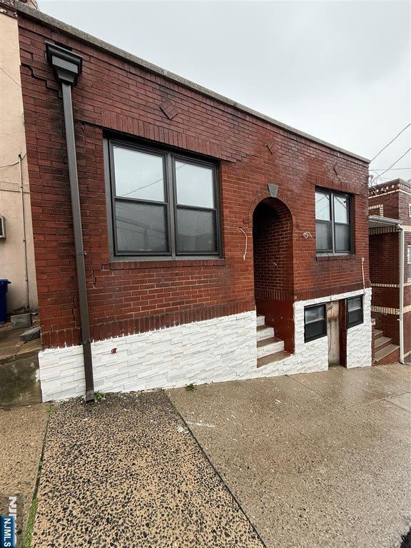 1205 Hillside Place 1