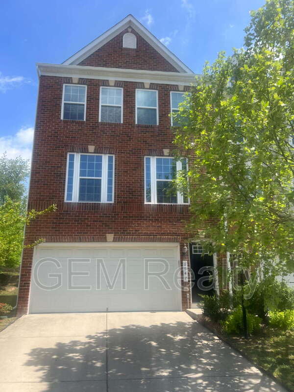 1642 Dorothy Lane