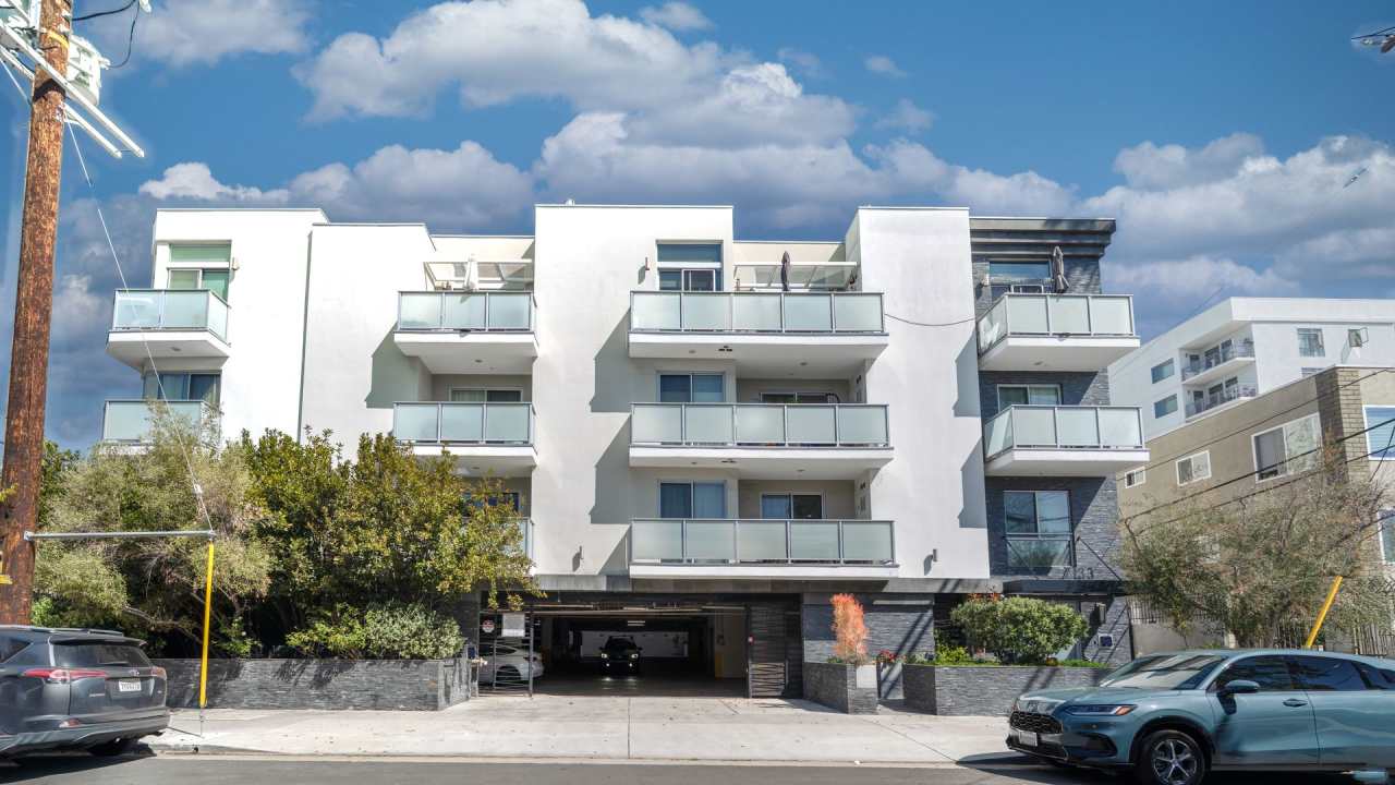 Stunning 3 Bedroom/ 3 Bathroom $3,790/mo.