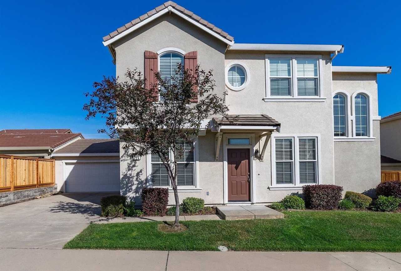 Beautiful Enclave updated unit!