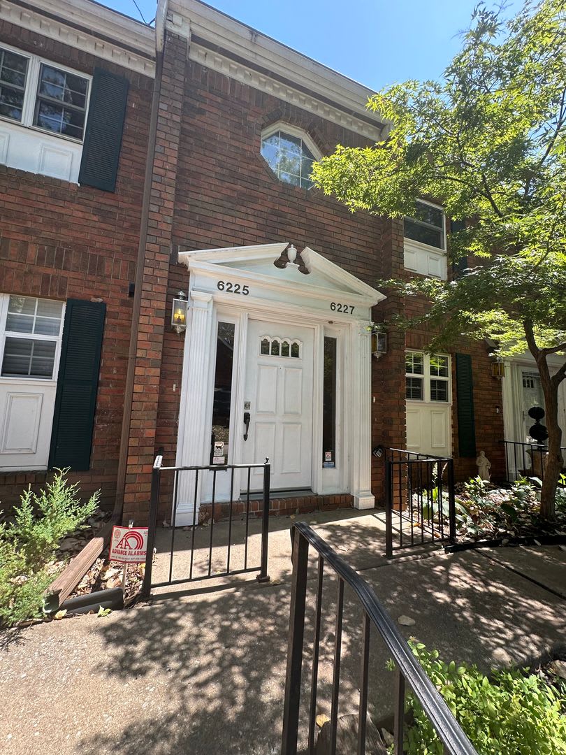 2 bedroom/2 bath 2nd Floor Condo